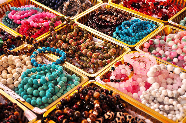 kolorowe paciorki wykonanych z naturalnych kamieni, zbliżenie - necklace jewelry bead homemade zdjęcia i obrazy z banku zdjęć