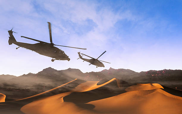exército helicópteros um voo sobre o deserto - armed forces us military iraq conflict sandstorm - fotografias e filmes do acervo