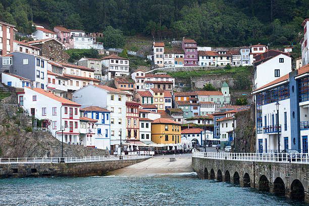 cudillero, pueblo de pescadores en asturias, españa. - cudillero fotos fotografías e imágenes de stock