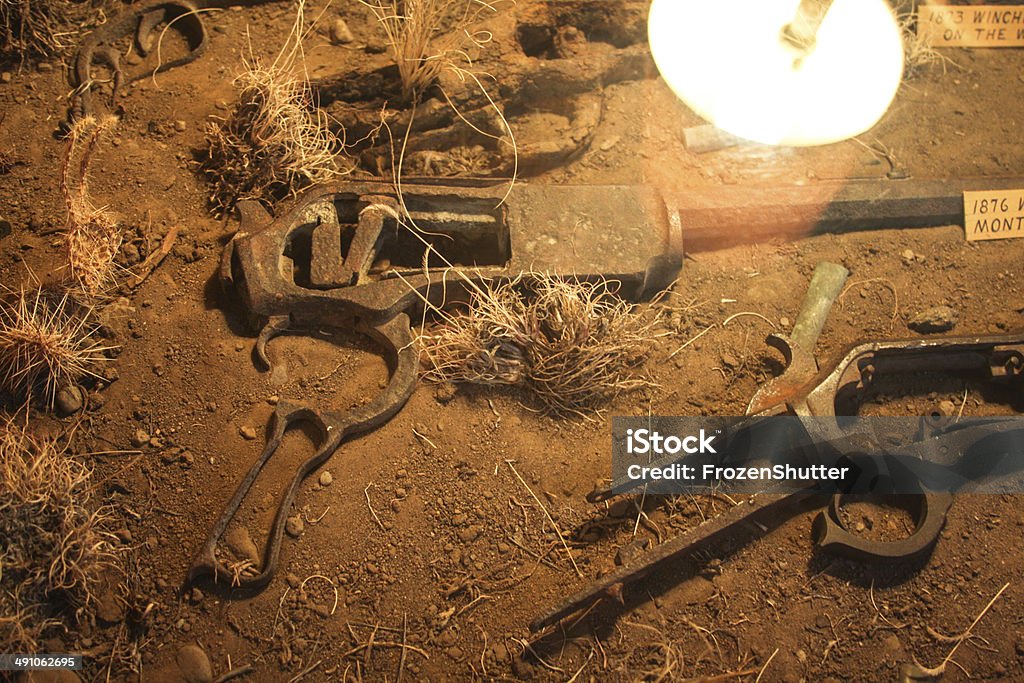 Старый guns Похороненный в грязи - Стоковые фото Англия роялти-фри