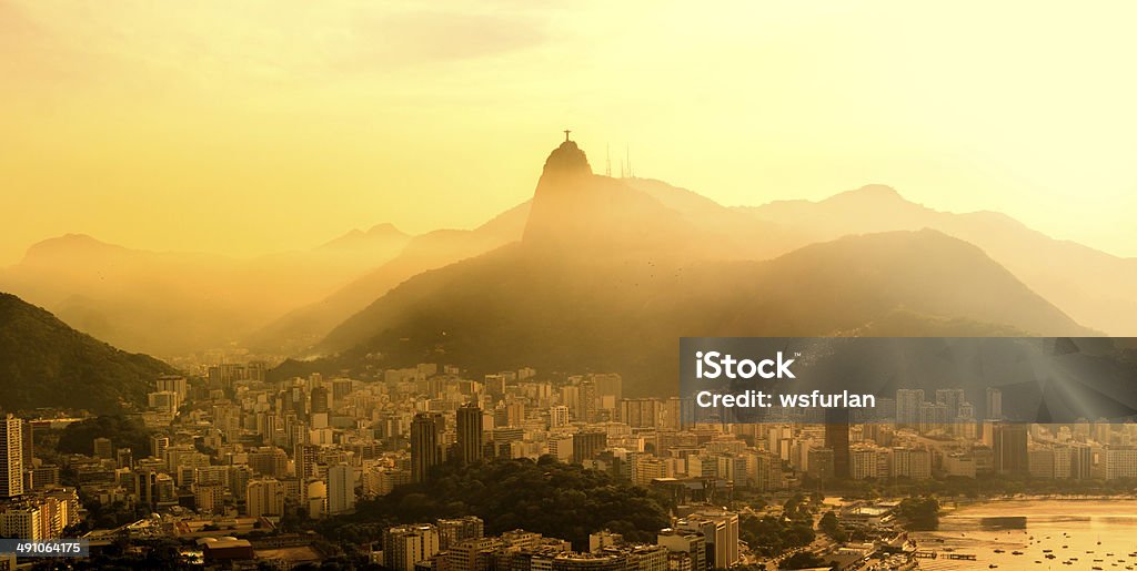 Tramonto dorato con vista su Rio de Janeiro, Brasile - Foto stock royalty-free di Cristo Redentore