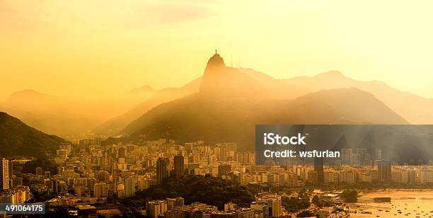 Tramonto Dorato Con Vista Su Rio De Janeiro Brasile - Fotografie stock e altre immagini di Cristo Redentore