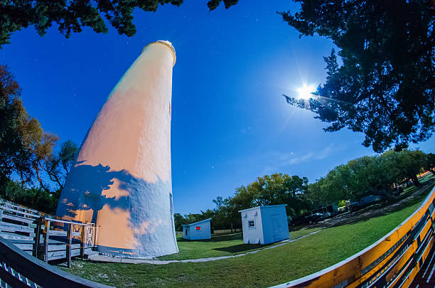 der leuchtturm ocracoke lighthouse auf der insel ocracoke island auf die north carolina - intra coastal stock-fotos und bilder