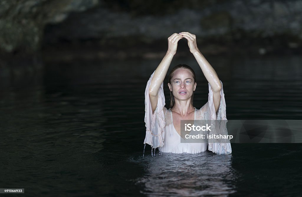 Jovem mulher em uma caverna - Royalty-free 20-24 Anos Foto de stock