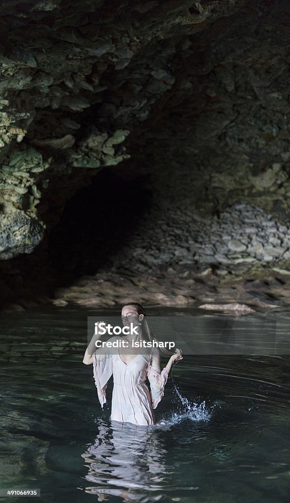Молодая женщина в пещере - Стоковые фото 20-24 года роялти-фри