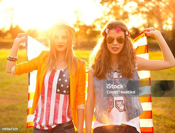 Junge Frauen Im Freien Stockfoto und mehr Bilder von 4. Juli - 4. Juli, Abenddämmerung, Amerikanische Flagge