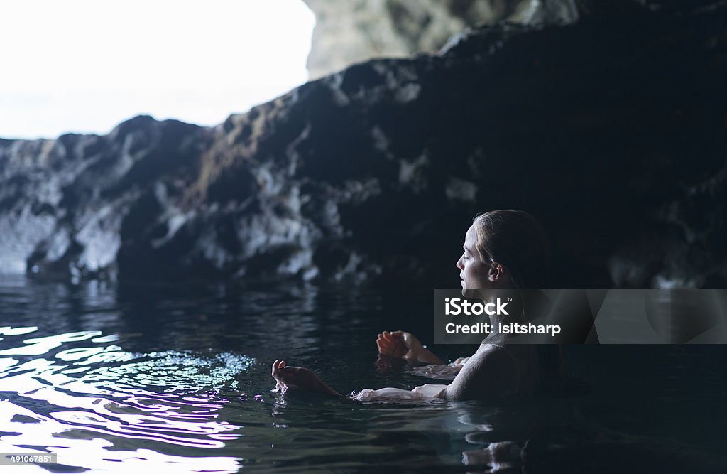 Junge Frau In natürlichen Pool - Lizenzfrei 20-24 Jahre Stock-Foto