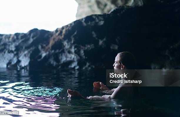 Jovem Mulher Em Uma Piscina Natural - Fotografias de stock e mais imagens de 20-24 Anos - 20-24 Anos, Adulto, Braço Humano