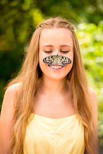 farfalla naso per ragazze - butterfly women humor fun foto e immagini stock