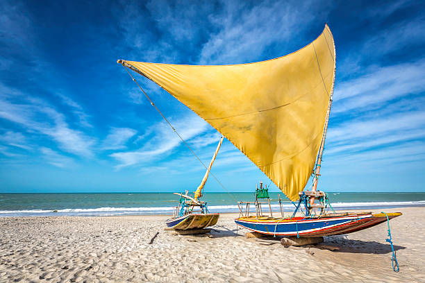 fischerboot am strand von natal, brasilien - environment nature tranquil scene nautical vessel stock-fotos und bilder