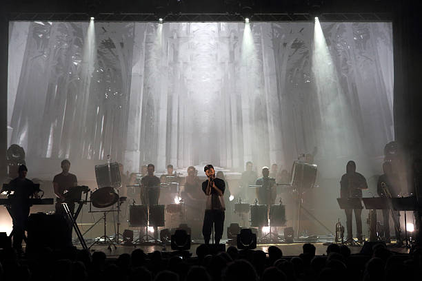 muzyk woodkid na scenie w düsseldorfie - woodkid zdjęcia i obrazy z banku zdjęć