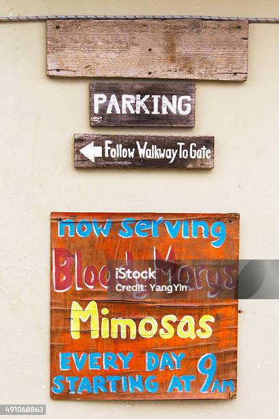 Foto de Mão Pintada Placa No Mexican Bar Com Mimosas E Bloody Marys e mais fotos de stock de México