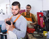 arbeiter-in-uniform-in-workshops.jpg?b=1&s=170x170&k=20&c=MpsOjYccIjUG0QnhRPatFlBpsiPthy33l1QtYa2xlYE=