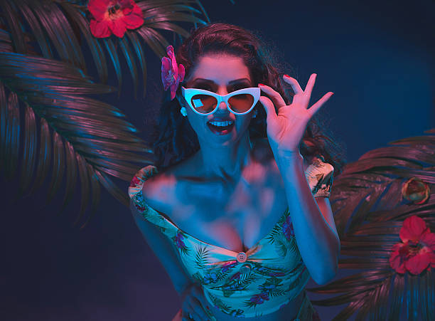 sensual тропический pin-up girl with солнцезащитные очки в вечерний свет. - sunglasses fashion pin up girl women стоковые фото и изображения