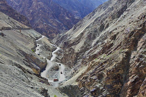 elevata altitudine road nell'himalaya - highway road street twisted foto e immagini stock