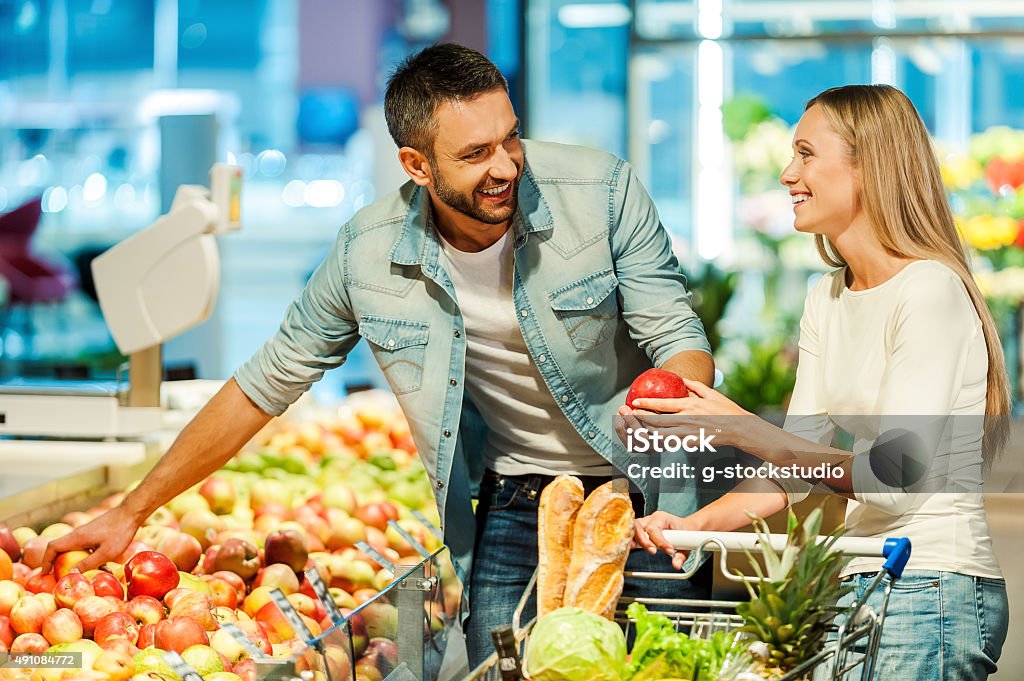 Disfrutando de compras juntos. - Foto de stock de Supermercado libre de derechos Disfrutando de compras juntos. - Foto de stock de Supermercado libre de derechos