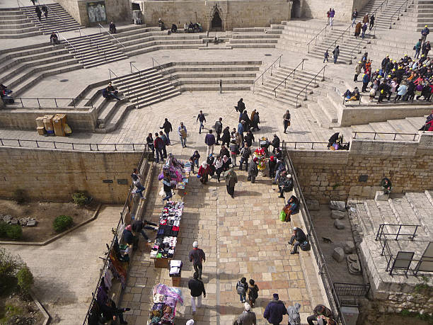 sha ar shkem metros em frente ao portão de damasco jerusalém - parque nacional das muralhas de jerusalém - fotografias e filmes do acervo