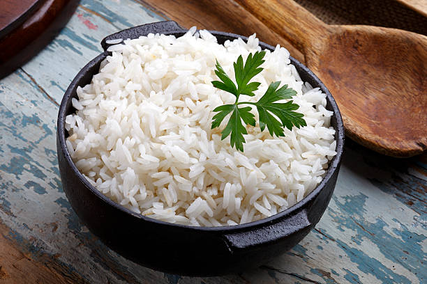 preparado de arroz - arroz comida básica fotos fotografías e imágenes de stock