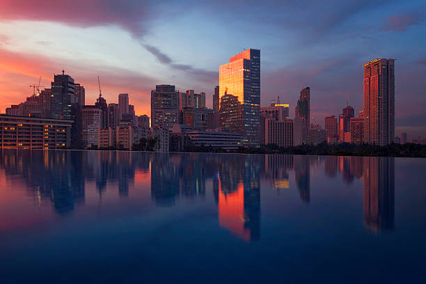 vista noturna de makati distrito financeiro, filipinas - manila philippines makati city - fotografias e filmes do acervo