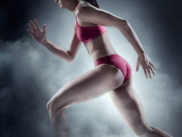 kobieta sportowca sprint - crouching exercising anatomy human muscle zdjęcia i obrazy z banku zdjęć