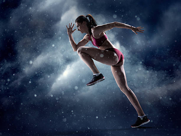 female athlete спринт - crouching exercising anatomy human muscle стоковые фото и изображения