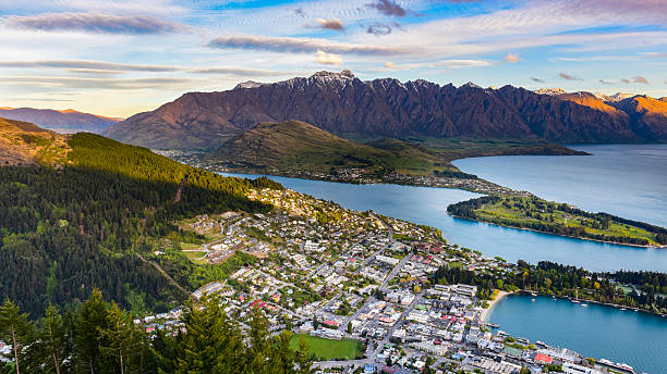 квинстаун новая зеландия - new zealand forest landscape mountain стоковые фото и изображения