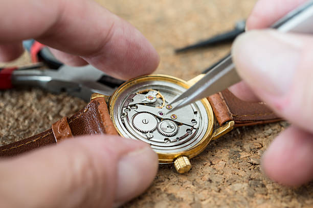 reparação e restauração de relógios - watch maker work tool watch equipment - fotografias e filmes do acervo