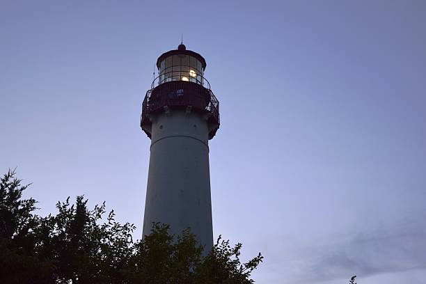 gros plan de lighthouse en soirée - dark light beam beacon projection photos et images de collection