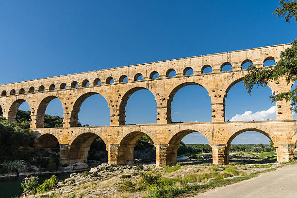 pont du gard, starożytnego's bridge w provence, francja - aqueduct roman ancient rome pont du gard zdjęcia i obrazy z banku zdjęć