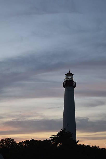 soirée au lighthouse - dark light beam beacon projection photos et images de collection