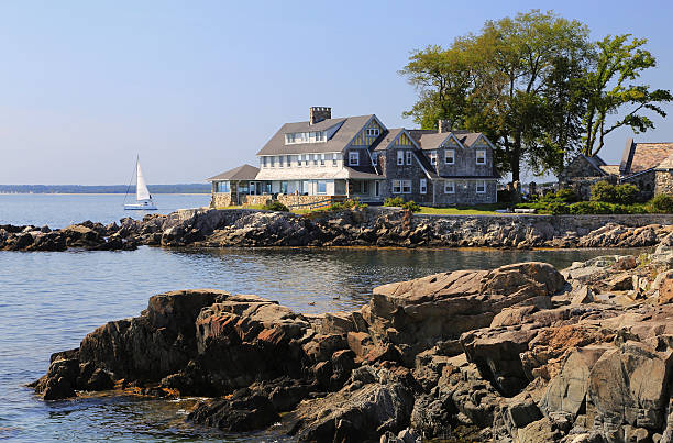 hôtel de luxe au bord de l'eau, kennebunkport, maine, new england, états-unis. - house residential structure maine colonial style photos et images de collection