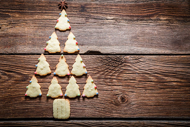 istock Freshly baked Christmas tree arranged with cookies 491134712