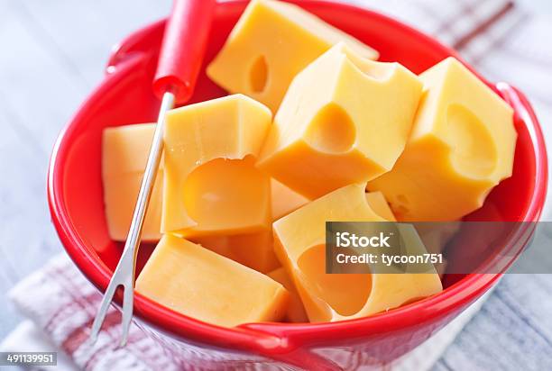 Queso Foto de stock y más banco de imágenes de Agujero - Agujero, Alimento, Amarillo - Color