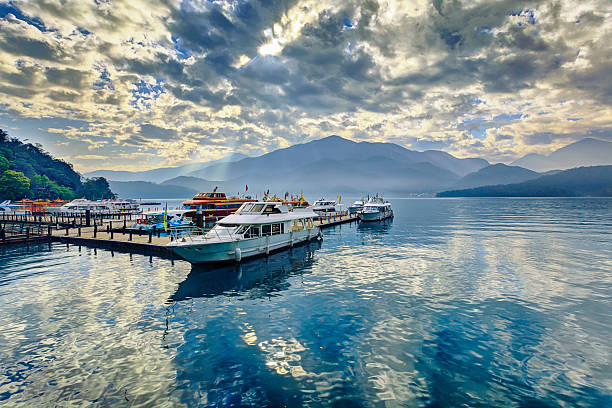 chaowu wharf, sol moon lake, taiwán - sun moon lake fotografías e imágenes de stock