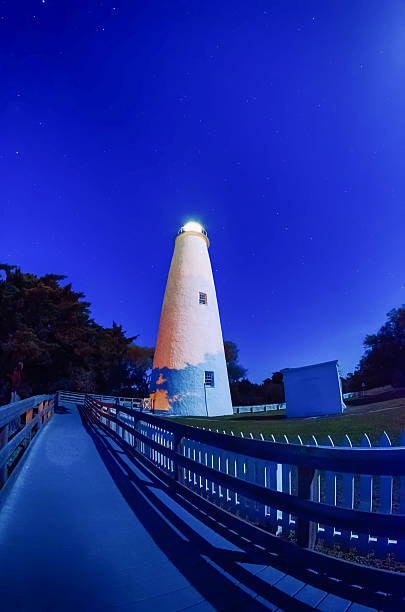 der leuchtturm ocracoke lighthouse auf der insel ocracoke island auf die north carolina - intra coastal stock-fotos und bilder