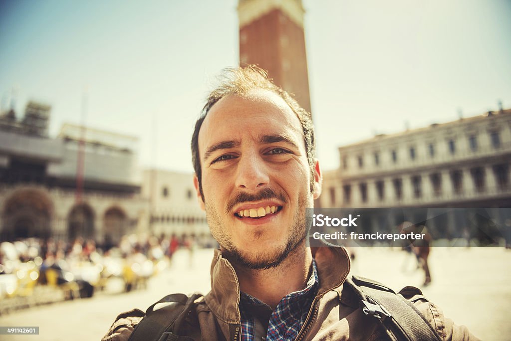 Turista haciendo selfie en Venecia - Foto de stock de 25-29 años libre de derechos