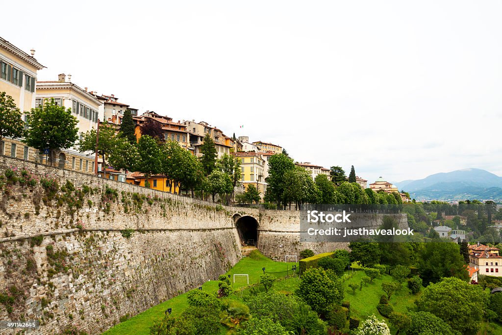 Città medievale parete di Bergamo - Foto stock royalty-free di Architettura