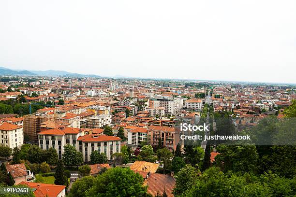 Vista Aérea De Bérgamo Na Primavera - Fotografias de stock e mais imagens de Arquitetura - Arquitetura, Bergamo, Cidade