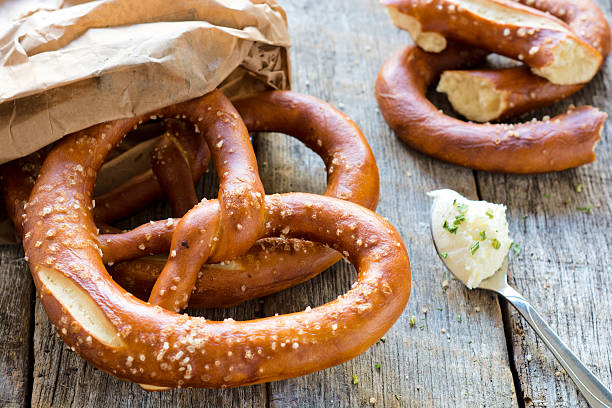 rosquilha alemã e kajamak - pretzel snack salty food imagens e fotografias de stock