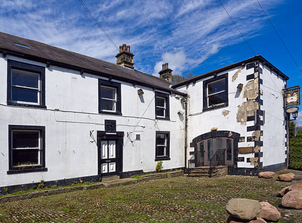istock Shut down and derelict public house 491145535