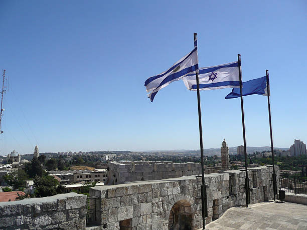 israel bandeira no topo das muralhas de jerusalém - parque nacional das muralhas de jerusalém - fotografias e filmes do acervo