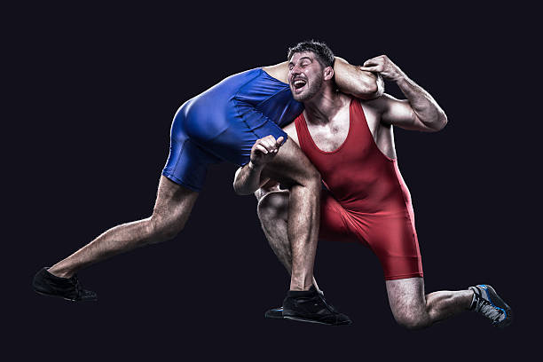 zwei freestyle wrestlers in aktion - violence hat toughness blue stock-fotos und bilder