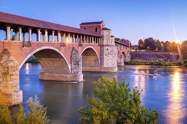 pavia: el puente cubierto. imagen de color - italy nobody old single object fotografías e imágenes de stock