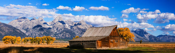 ligne de mormon grange panorama - wyoming teton range jackson hole autumn photos et images de collection