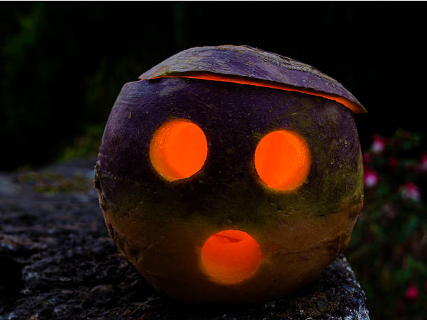 halloween'en lanterne d'halloween navet - turnip photos et images de collection