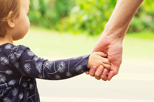 maluch dziewczyna trzymając się za ręce z jej ojciec - asian ethnicity male park men zdjęcia i obrazy z banku zdjęć