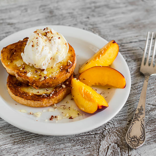 toast alla francese con gelato e miele - dessert grilled peaches peach foto e immagini stock