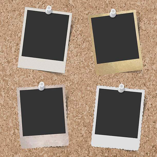 пустой мгновенные фотографии frames, помещенной на корк борту фоне - thumbtack bulletin board reminder pinning stock illustrations