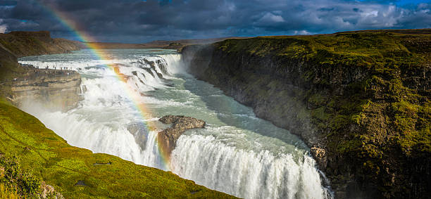 cascada de gullfoss rainbows en niebla golden circle landmark panorama de islandia - gullfoss falls fotografías e imágenes de stock