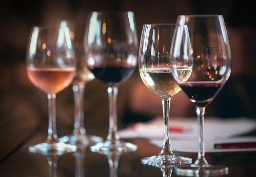 WIneglasses con diferentes tipos de vinos. photo